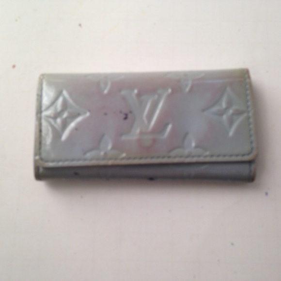 Louis Vuitton, Blue-Purple Vernis Mono 4-Hooks Key - Picture 1 of 7